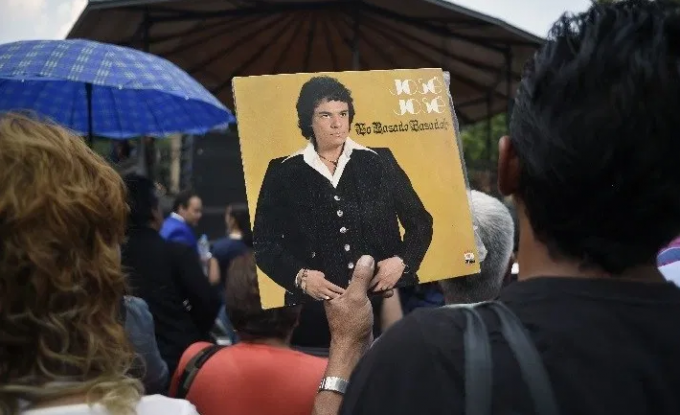 Dan el último adiós a José José en Miami el chiltepin