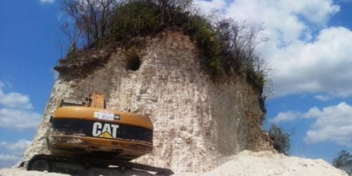 Destruyen pirámide maya para obtener grava y reparar carretera el chiltepin