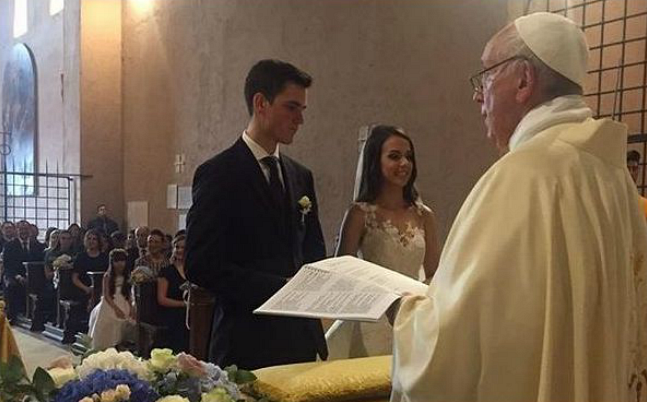 Papa sorprende a novios y preside su boda el chiltepin