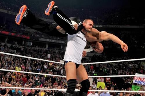 CM Punk mandó a dormir a The Rock el chiltepin
