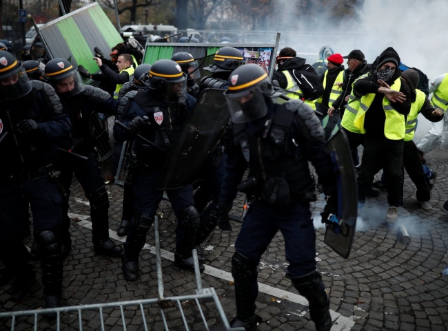 Protestan con violencia contra gasolinazo en ParÃÂs el chiltepin