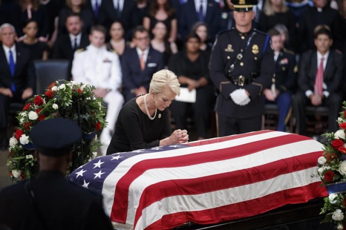 Trump recibe crÃticas en funerales de John McCain el chiltepin