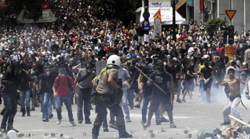 Estallan protestas en Atenas por voto de austeridad el chiltepin