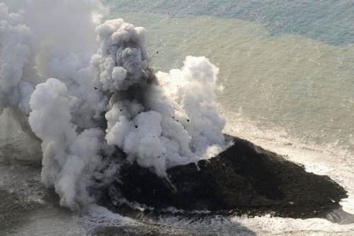 Erupción de volcán forma isla en Japón el chiltepin