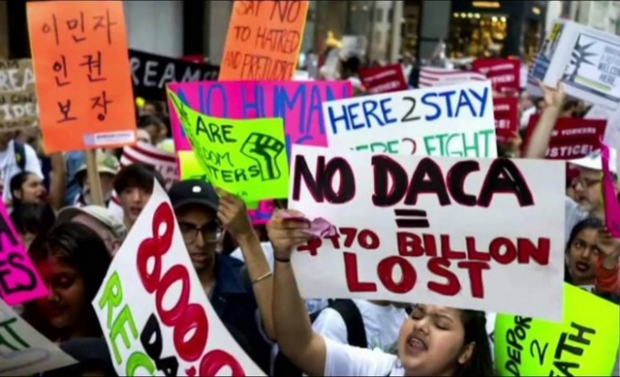 Seis “dreamers” demandan a Donald Trump el chiltepin